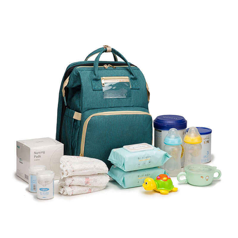 Sac à dos pliable multifonction avec chargeur USB, accompagné de produits essentiels pour bébé.