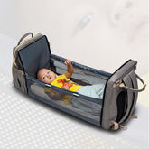 Bébé se repose dans un lit pliable non toxique et pratique, idéal pour les sorties et voyages avec maman.