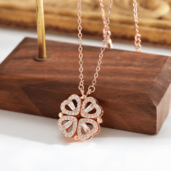 Coffret Collier Coeur de Trefle Quebekado - Bijou élégant présenté dans un coffret raffiné, accompagné de six roses intemporelles. Idéal pour toutes les occasions spéciales. Profitez de 60% de réduction.