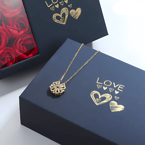 Coffret Collier Coeur de Trefle Quebekado - Bijou élégant présenté dans un coffret raffiné, accompagné de six roses intemporelles. Idéal pour toutes les occasions spéciales. Profitez de 60% de réduction.