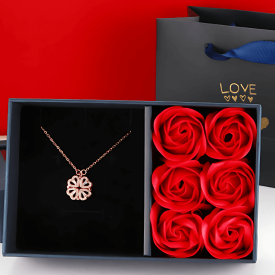 Coffret Collier Coeur de Trefle Quebekado - Bijou élégant présenté dans un coffret raffiné, accompagné de six roses intemporelles. Idéal pour toutes les occasions spéciales. Profitez de 60% de réduction.