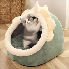 Maison Douillette pour Chat Quebekado, présentant un lit-tente confortable en flanelle douce avec une entrée triangulaire et des oreilles de lapin design. L'intérieur montre un coussin moelleux amovible, idéal pour le repos des chats. La tente est placée sur un sol lisse, illustrant sa base antidérapante et sa stabilité.