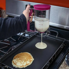 Distributeur de pâte à crêpes Quebekado en action, montrant l'utilisation facile pour verser la pâte à crêpes parfaitement dosée