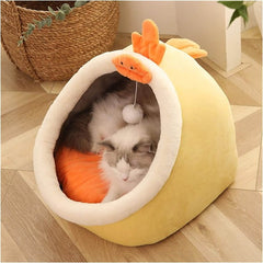 Maison Douillette pour Chat Quebekado, présentant un lit-tente confortable en flanelle douce avec une entrée triangulaire et des oreilles de lapin design. L'intérieur montre un coussin moelleux amovible, idéal pour le repos des chats. La tente est placée sur un sol lisse, illustrant sa base antidérapante et sa stabilité.