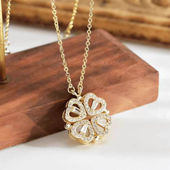 Coffret Collier Coeur de Trefle Quebekado - Bijou élégant présenté dans un coffret raffiné, accompagné de six roses intemporelles. Idéal pour toutes les occasions spéciales. Profitez de 60% de réduction.