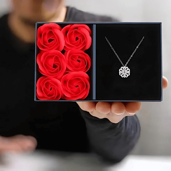 Coffret Collier Coeur de Trefle Quebekado - Bijou élégant présenté dans un coffret raffiné, accompagné de six roses intemporelles. Idéal pour toutes les occasions spéciales. Profitez de 60% de réduction.