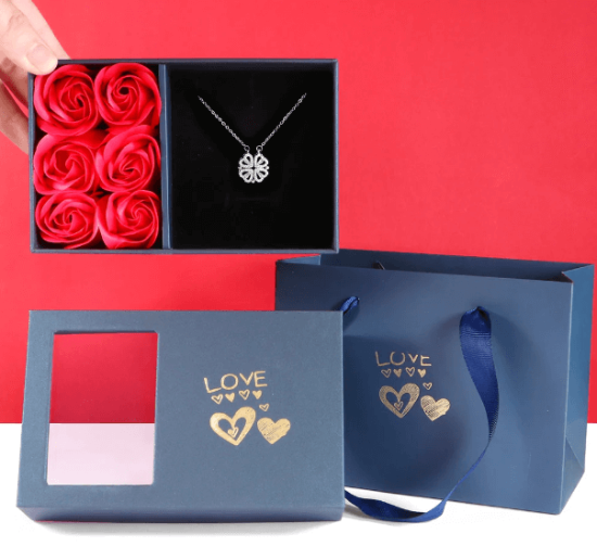 Coffret Collier Coeur de Trefle Quebekado - Bijou élégant présenté dans un coffret raffiné, accompagné de six roses intemporelles. Idéal pour toutes les occasions spéciales. Profitez de 60% de réduction.