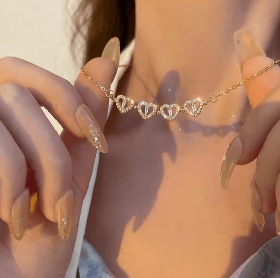 Coffret Collier Coeur de Trefle Quebekado - Bijou élégant présenté dans un coffret raffiné, accompagné de six roses intemporelles. Idéal pour toutes les occasions spéciales. Profitez de 60% de réduction.