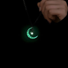 Moonstone, collier lumineux avec pierre naturelle en forme de lune, idéal pour un cadeau charmant et mystique.