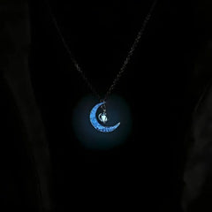 Moonstone, collier lumineux avec pierre naturelle en forme de lune, idéal pour un cadeau charmant et mystique.