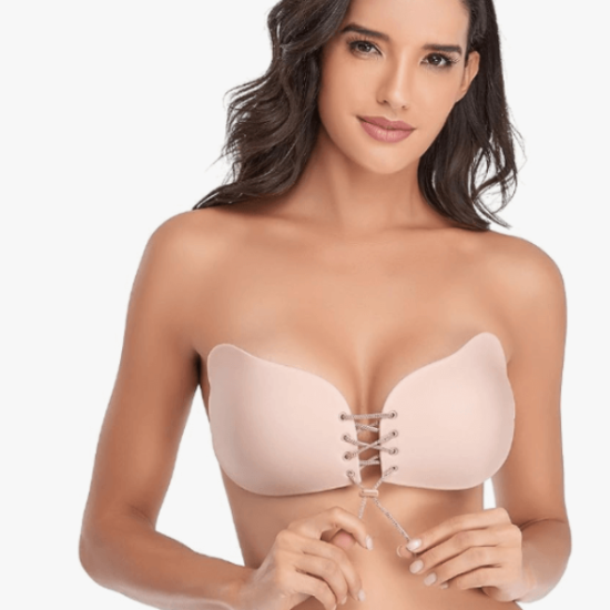 Femme confiante portant une robe dos nu avec le soutien-gorge push-up invisible Quebekado.