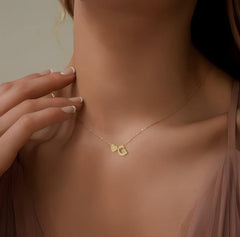 Collier Lettre Coeur en or 14 carats de Quebekado, bijou personnalisé parfait pour femme et fille.
